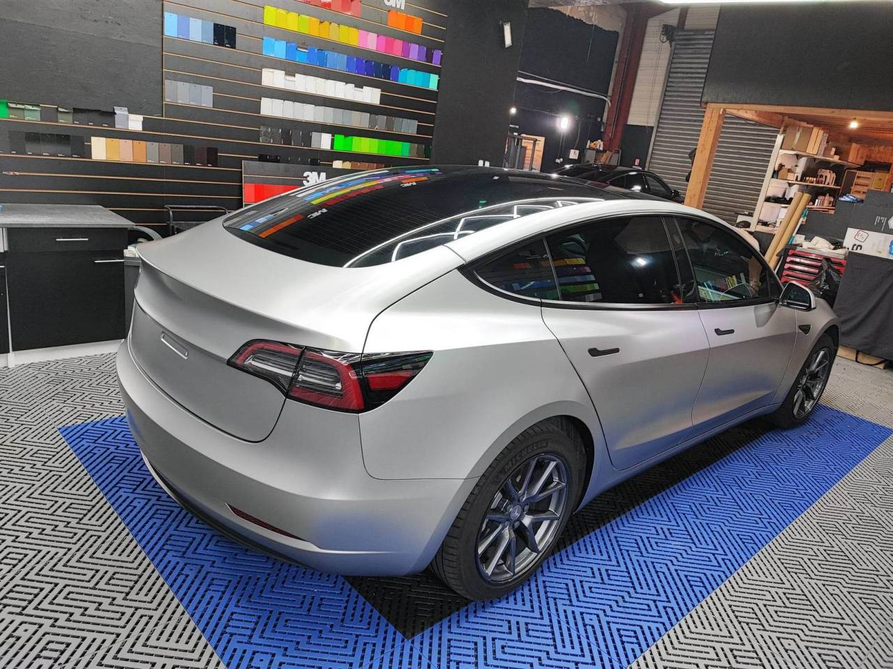 Tesla Model 3 avant pose de vitres teintées